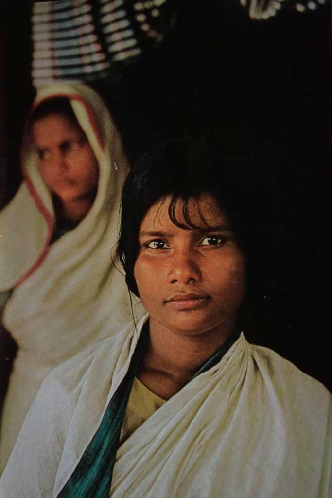 ১৩ বছরের এই কিশোরীকে পাকিস্তানি সেনা ক্যাম্পে মাসের পর মাস আটকে রাখা হয়েছিল। স্বাধীনতার পর পেট চালাতে পারবে এমন আশায় তাকে কারিগরি প্রশিক্ষণের জন্য একটি বিদেশী সাহায্য সংস্থায় রেখে গিয়েছিলেন তার বাবা। ১৯৭২ সালের সেপ্টেম্বর মাসের ন্যাশনাল জিওগ্রাফিক পত্রিকায় প্রকাশিত এই ছবিটি তুলেছেন ডিক ডরেন্স