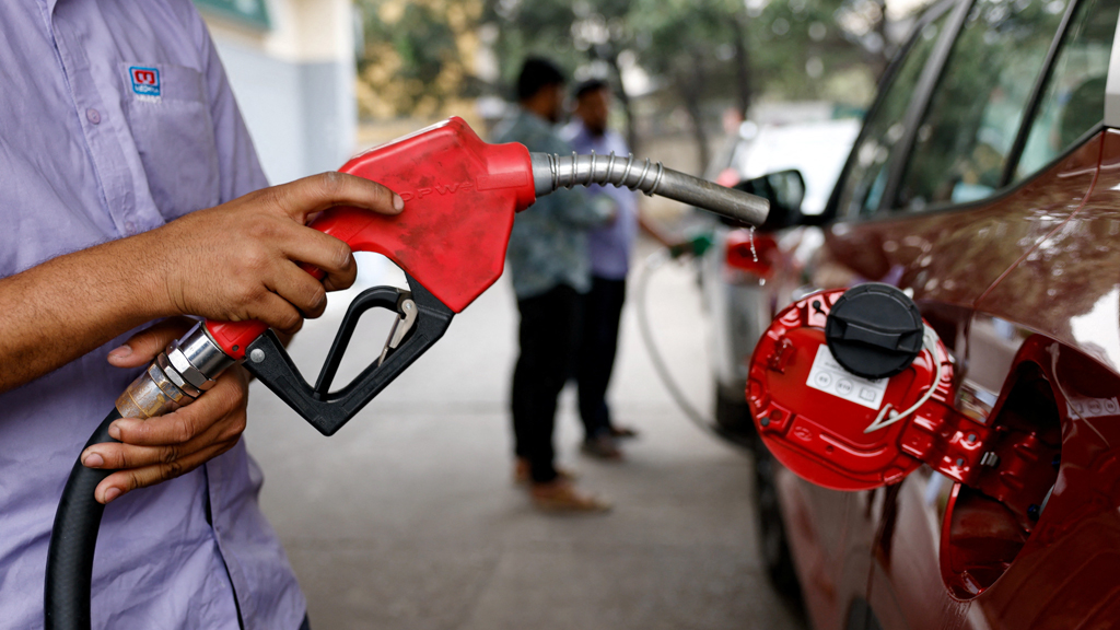 তেল নিয়ে শঙ্কায় পড়েছে বাংলাদেশও। ছবি: রয়টার্স