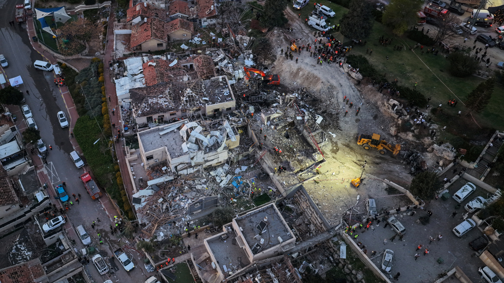 ইসরায়েলের বেইত শেমেশ শহরে শনিবার ক্ষেপণাস্ত্র হামলা চালায় ইরান। ছবি: রয়টার্স।