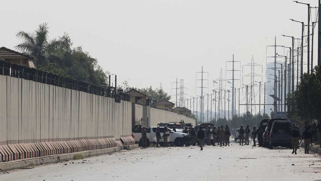 আলি খামেনির মৃত্যুর খবর প্রকাশের পর মার্কিন কনস্যুলেটের সামনে বিক্ষোভের সময় পুলিশ ও নিরাপত্তা কর্মকর্তারা জড়ো হচ্ছেন। ছবি: রয়টার্স 