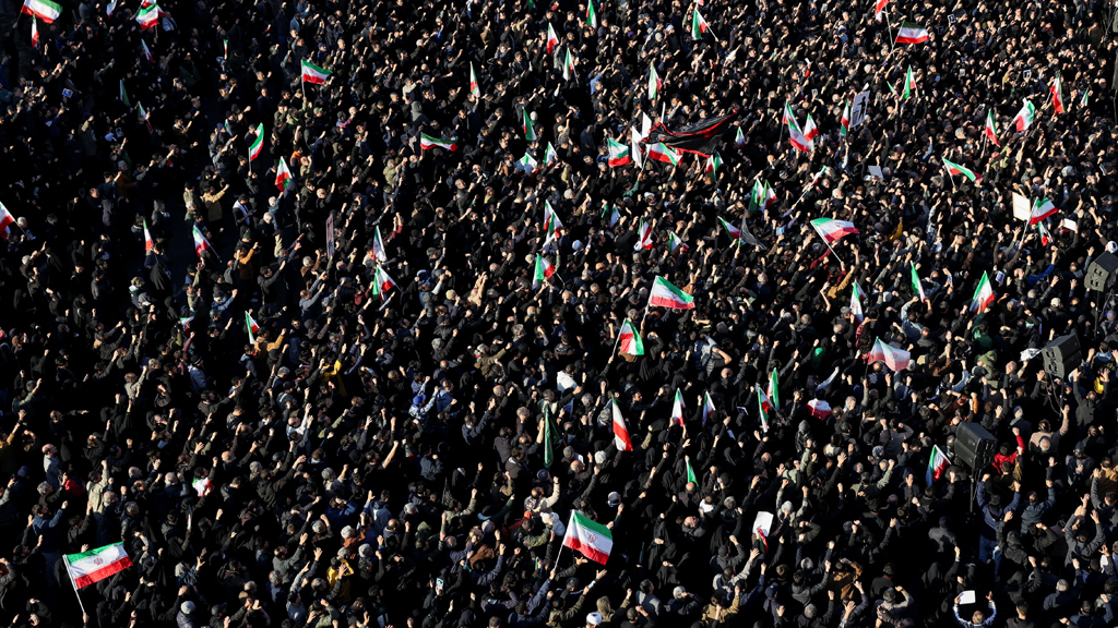 আয়াতুল্লাহ আলি খামেনির মৃত্যুর তেহরানের সড়কে নেমে আসেন ইরানিরা। ছবি: রয়টার্স।