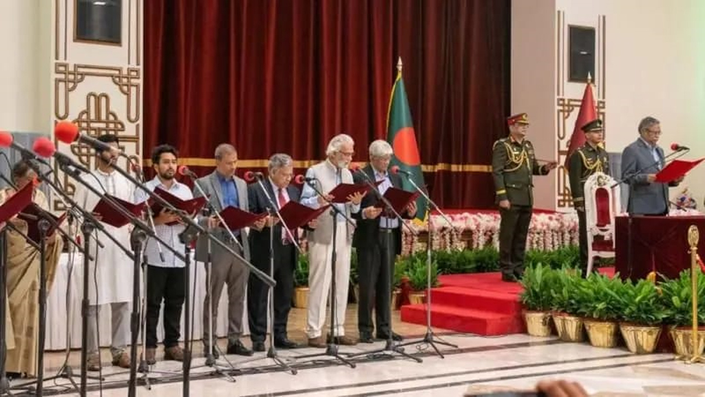 ২০২৪ সালের ৮ অগাস্টের শপথ গ্রহণ অনুষ্ঠানে অন্য উপদেষ্টাদের সঙ্গে নাহিদ ইসলাম ও আসিফ মাহমুদ সজীব ভুঁইয়া। ফাইল ছবি  