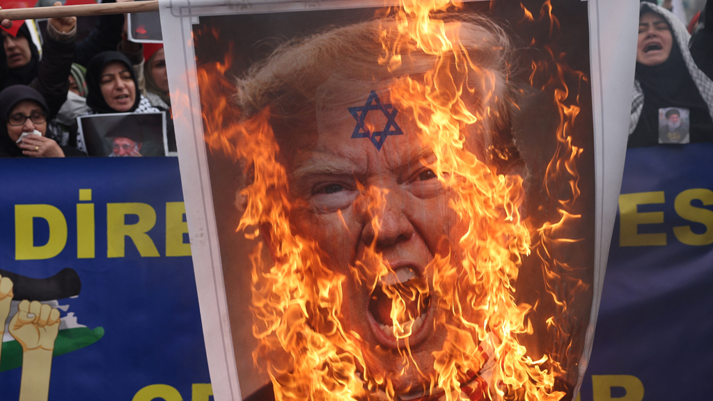 ইরানে যুক্তরাষ্ট্র ও ইসরায়েলের হামলার প্রতিবাদে রোববার তুরস্কের আঙ্কারায় ইসরায়েলি দূতাবাসের সামনে বিক্ষোভ। ছবি: রয়টার্স।