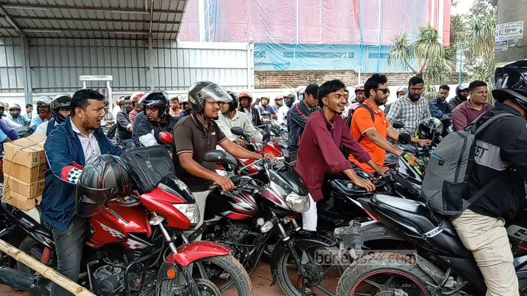 রংপুরে পেট্রোল পাম্পে দীর্ঘ লাইন, ভোগান্তিতে বাইক চালকরা