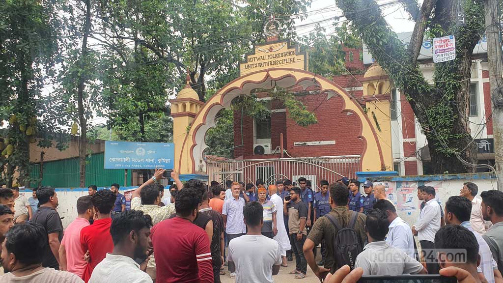 কুমিল্লায় বিএনপি নেতা আটক: ৪ ঘণ্টা পর বাস চলাচল শুরু, মুক্তি দাবিতে থানা ঘেরাও