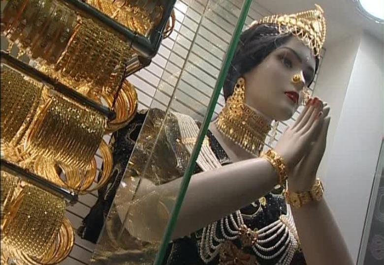 সোনার শিকল পায়ে গয়না গায়ে অবিকল পোষা ময়নার মতো বুলি ছাড়ে! ইকোনমিক্সের তত্ত্ব কোথায় মুখ লুকিয়েছে, কে জানে! 
