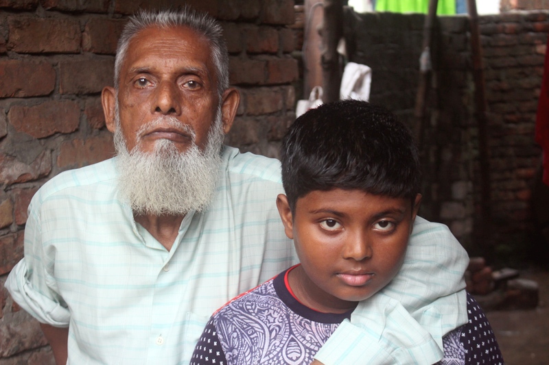 নাতির সঙ্গে যুদ্ধাহত মুক্তিযোদ্ধা জসিম উদ্দিন 