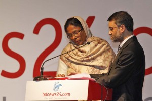 bdnews24.com editor-in-chief Toufique Imrose Khalidi guides legendary Liberation War guerrilla Khurshid Jahan Begum as she clicks to launch a beta version of the website.  