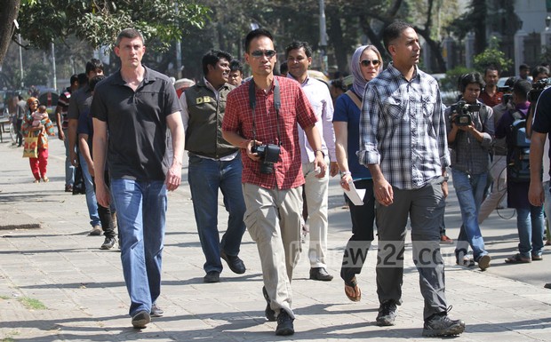 An FBI team, assisting in the investigation into the murder of writer-blogger Avijit Roy, visits the spot where the US citizen was hacked to death on Feb 26. Photo: Nayan Kumar / bdnews24.com 