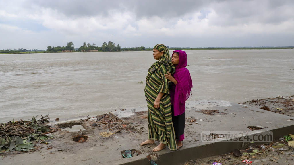 A woman and her daughter from the erosion-prone Sardarkandi village in Munshiganj’s Banglabazar Union look forlornly in the direction of their home which was devoured by the Padma River. 