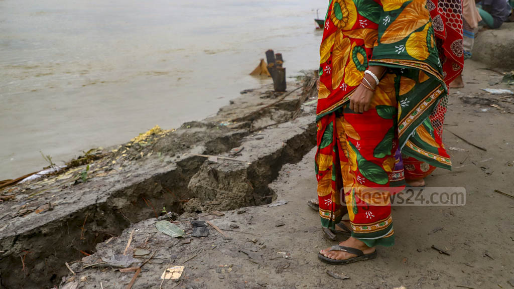 At least 250 families in Shambhu Halderkandi village in Munshiganj Sadar Upazila’s Banglabazar Union have seen their homes devoured by the Padma over the past month. 