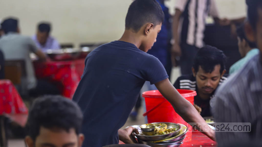 বই-খাতা ছেড়ে সংসারের হাল ধরেছে এই শিশুরা