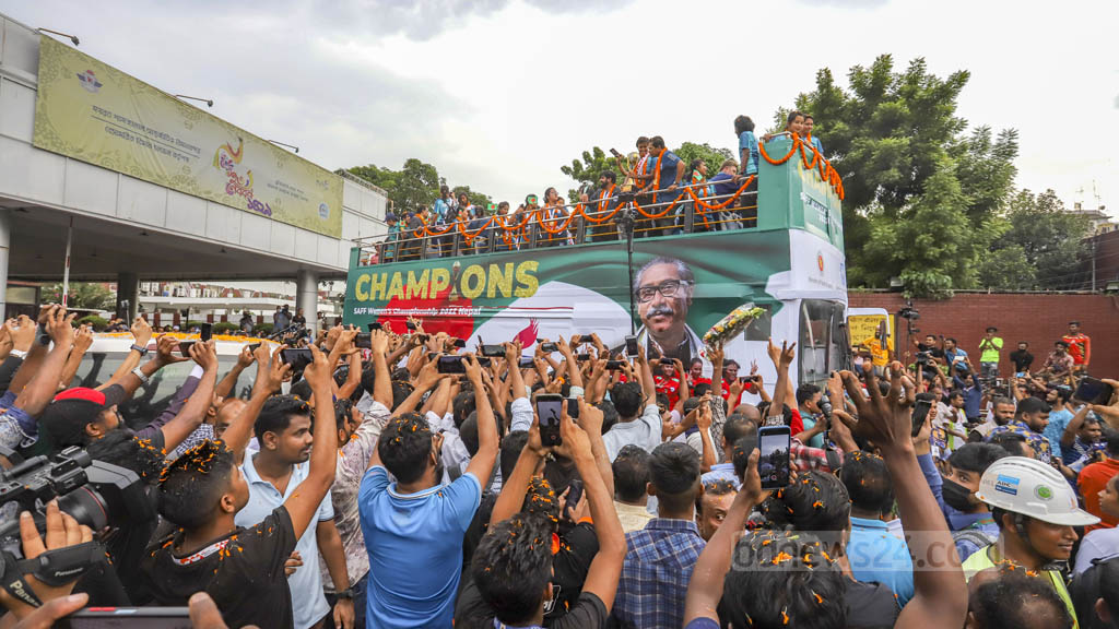 Sept 21: Members of the SAFF Women’s Championship-winning Bangladesh team are greeted by rapturous crowds upon their return from Nepal. The players waved flags, threw flower petals and made victory signs to express their appreciation to their admirers. Photo: Asif Mahmud ove