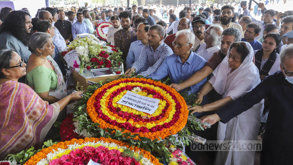 Apr 13: People pay their last respects to freedom fighter and Gonoshasthaya Kendra’s founder Zafrullah Chowdhury at the Central Shaheed Minar.  Photo: Asif Mahmud Ove