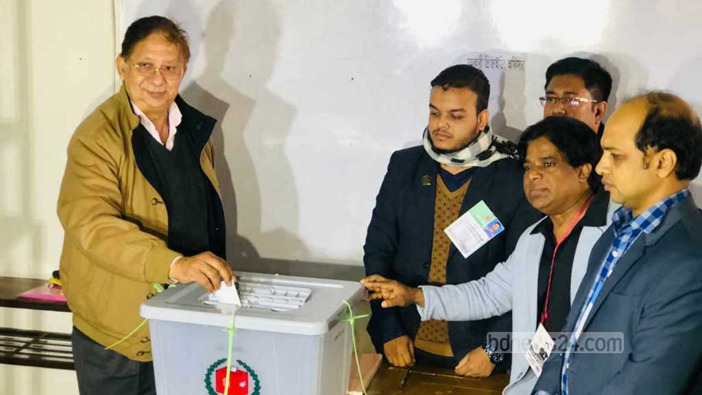 Shamsher Mobin Chowdhury, the Trinamool BNP's candidate for Sylhet-6, casts his vote on election day, Jan 7, 2024. 