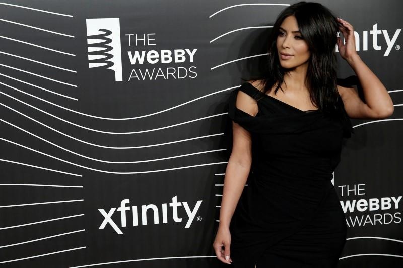Kim Kardashian wins 'break the prize at Webby awards(02)