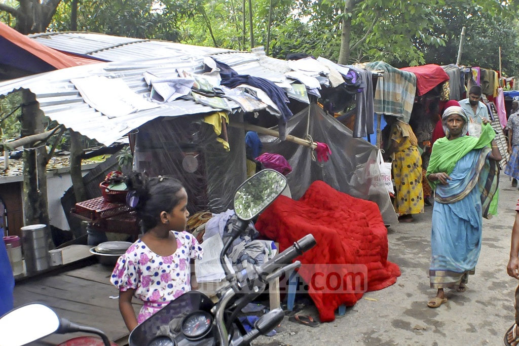 বন্যায় ঘর ডুবেছে, মালামাল নিয়ে উঁচু স্থানে আশ্রয় নিয়েছে দিনাজপুরের মানুষ 