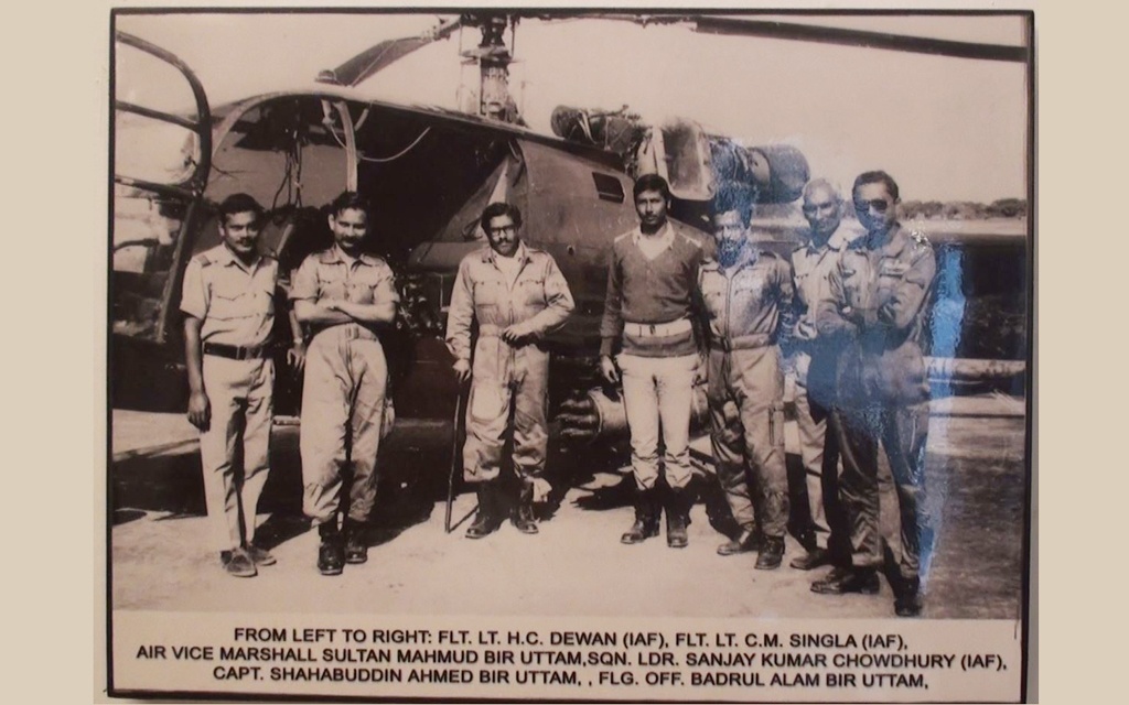 বাঁ থেকে ভারতীয় বিমানবাহিনীর ফ্লাইট লেফটেন্যান্ট এইচ সি দেওয়ান, ফ্লাইট লেফটেন্যান্ট সি এম সিংলা, এয়ার ভাইস মার্শাল সুলতান মাহমুদ বীর উত্তম, ভারতীয় বিমানবাহিনীর স্কোয়াড্রন লিডার সঞ্জয় কুমার চৌধুরী, ক্যাপ্টেন সাহাবুদ্দিন আহমেদ বীর উত্তম, ফ্লাইং অফিসার বদরুল আলম বীর উত্তম।