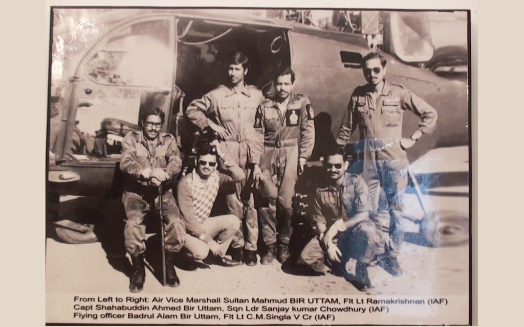 বাঁ থেকে এয়ার ভাইস মার্শাল সুলতান মাহমুদ বীর উত্তম, ভারতীয় বিমানবাহিনীর ফ্লাইট লেফটেন্যান্ট রামাকৃষ্ণান, ক্যাপ্টেন সাহাবুদ্দিন আহমেদ বীর উত্তম, ভারতীয় বিমানবাহিনীর স্কোয়াড্রন লিডার সঞ্জয় কুমার চৌধুরী, ফ্লাইং অফিসার বদরুল আলম বীর উত্তম, ভারতীয় বিমানবাহিনীর ফ্লাইট লেফটেন্যান্ট সি এম সিংলা।