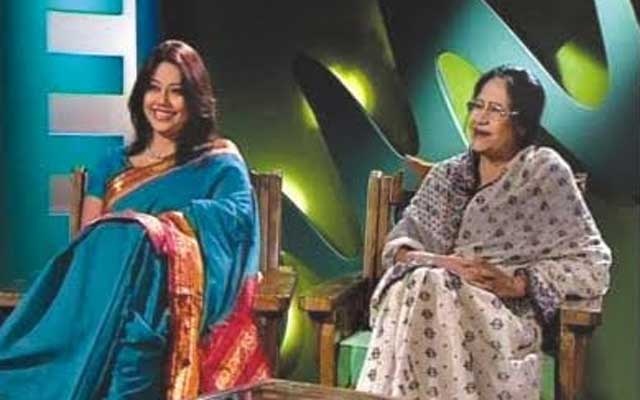 Дәретханада жұлқынып жатқан ерлердің жасырын камерасы