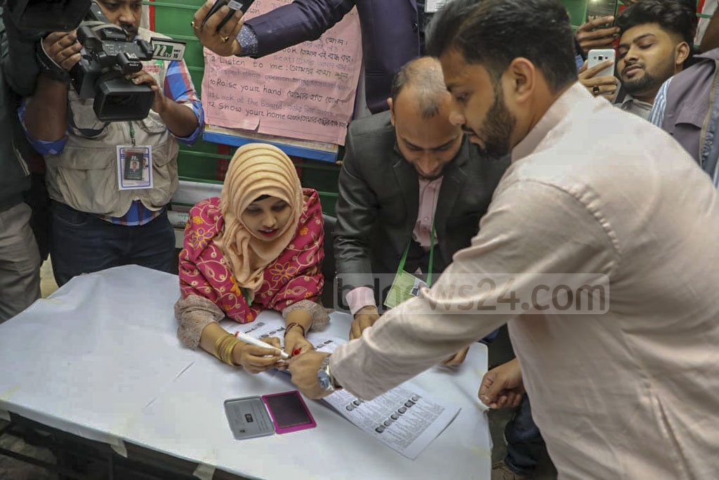 Ishraque Hossain, the BNP-endorsed mayor candidate for Dhaka South, cast his vote at Gopibagh's Shaheed Shahjahan Primary School centre on Saturday. 