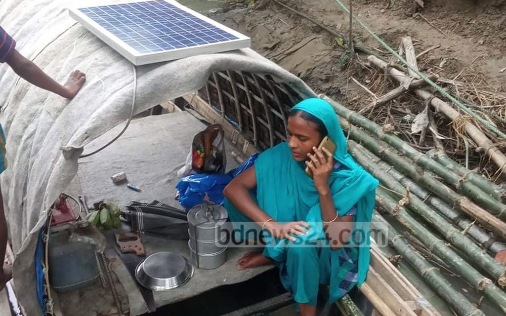 যমুনায় সব হারিয়ে নৌকায় পেতেছে সংসার