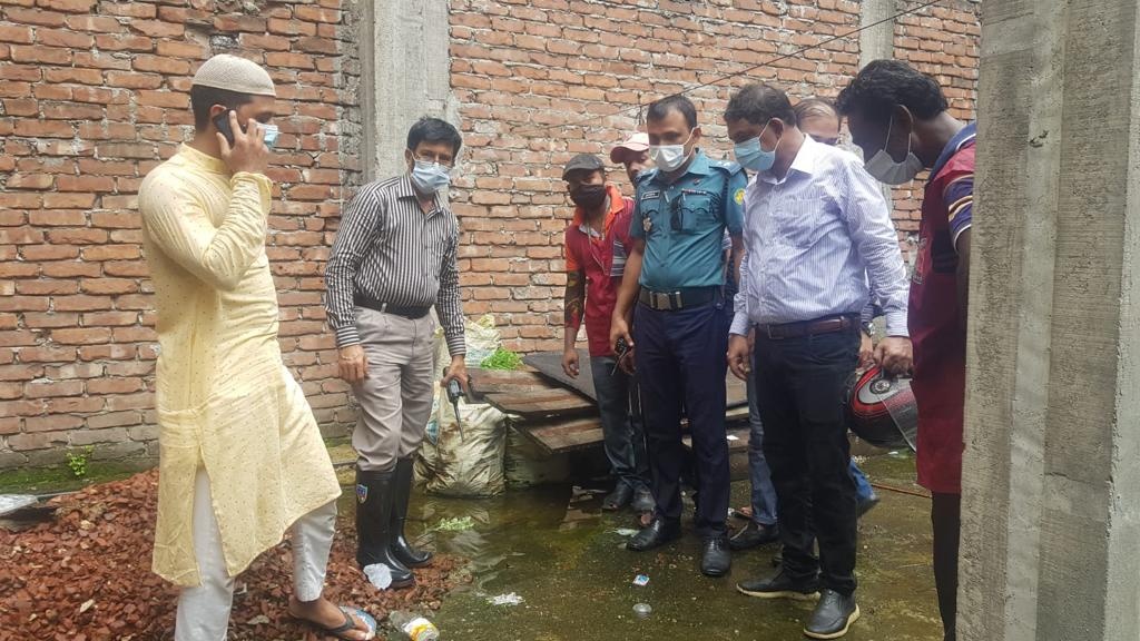 এইডিস মশা নিয়ন্ত্রণে বাড়ি বাড়ি অভিযান চালাচ্ছে দুই সিটি করপোরেশনের ভ্রাম্যমাণ আদালত।  ফাইল ছবি