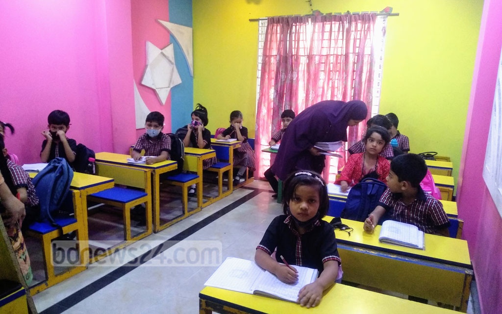আনন্দহীন পাঠে ক্লান্ত মন