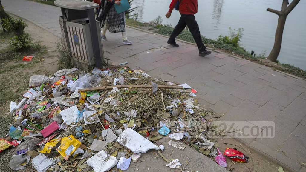 হাতিরঝিলে ডাস্টবিন থাকলেও ময়লা-আবর্জনা ফেলা হচ্ছে বাইরে।  ছবি: মাহমুদ জামান অভি