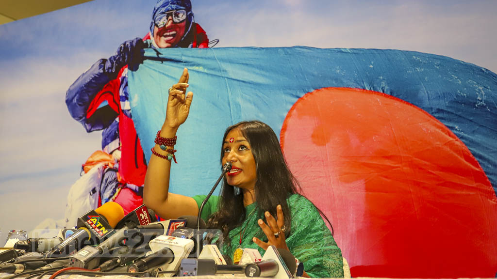 ১৭ অগাস্ট ২০২২: বিশ্বের দ্বিতীয় সর্বোচ্চ ও বিপদসংকুল পর্বতশৃঙ্গ ‘কে টু’ জয় করার পর দেশে ফিরে সংবাদ সম্মেলনে দুই মাসের কারাকোরাম অভিযানের রোমাঞ্চকর অভিজ্ঞতা তুলে ধরেন ওয়াসফিয়া নাজরীন।  ছবি: আসিফ মাহমুদ অভি