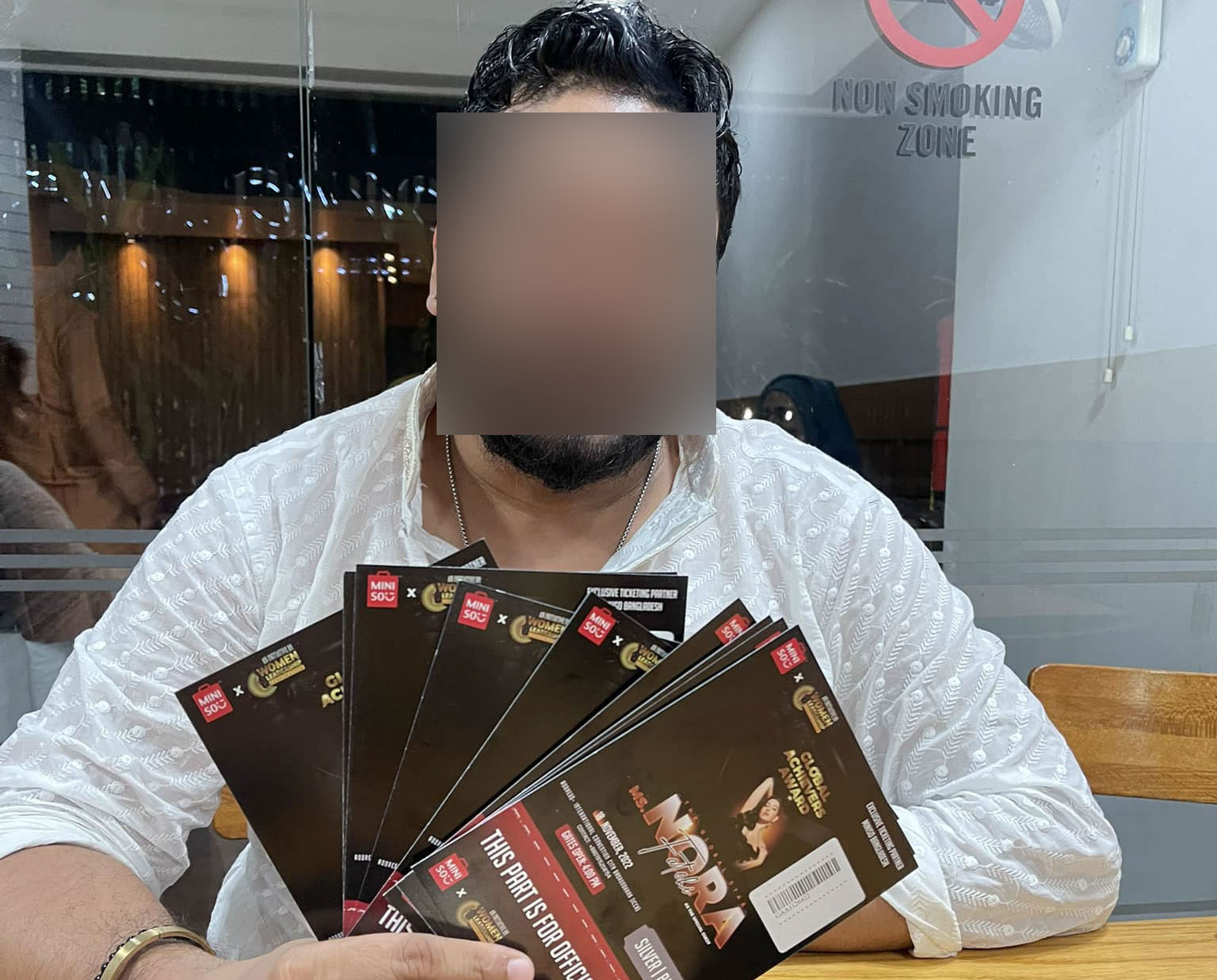 নোরা ফাতেহির অনুষ্ঠানের টিকেট হাতে ছবি ওমেন্স লিডারশিপ কর্পোরেশনের ফেইসবুক পাতায় দেওয়া হয়েছে 