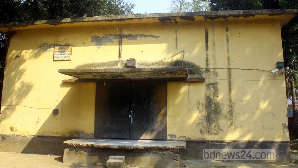 ফরিদপুরে ‘২০০ টন চালের ঘাটতি পেয়ে’ গুদাম সিলগালা