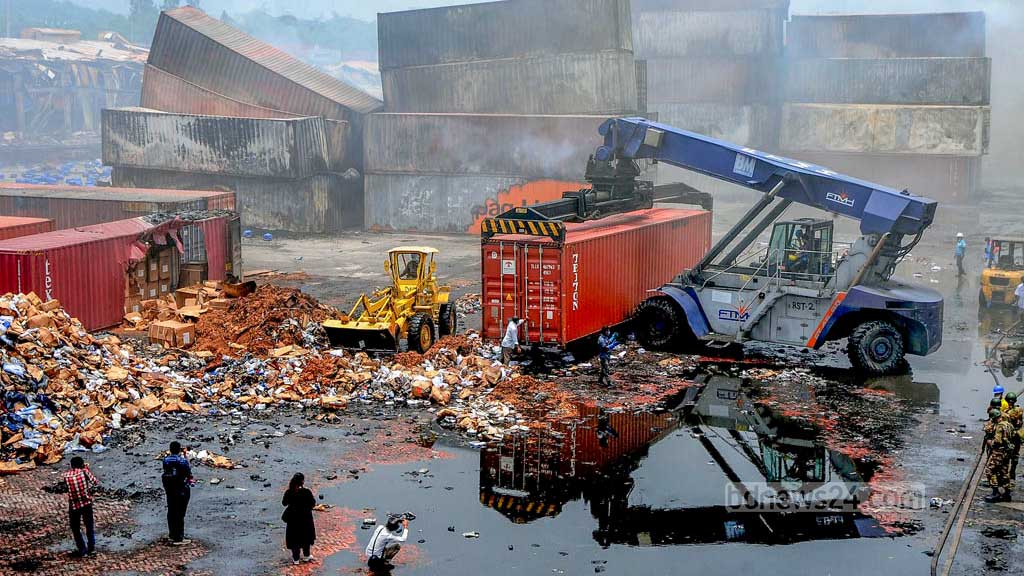 ০৮ জুন ২০২২: প্রায় অর্ধশত মানুষের প্রাণ কেড়ে নিয়ে, বিপুল ধ্বংসযজ্ঞ ঘটিয়ে, ৮৬ ঘণ্টা পর পুরোপুরি নিভে সীতাকুণ্ডের বিএম কন্টেইনার ডিপোর আগুন।  ছবি: সুমন বাবু