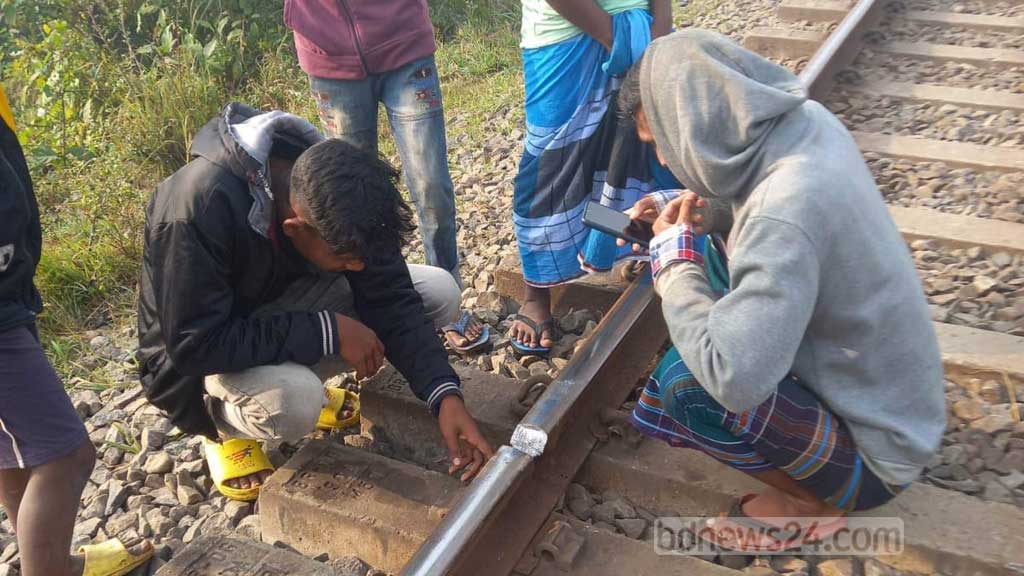 রেল লাইনে ফাটল দেখে ২টি ট্রেন থামালেন স্থানীয়রা