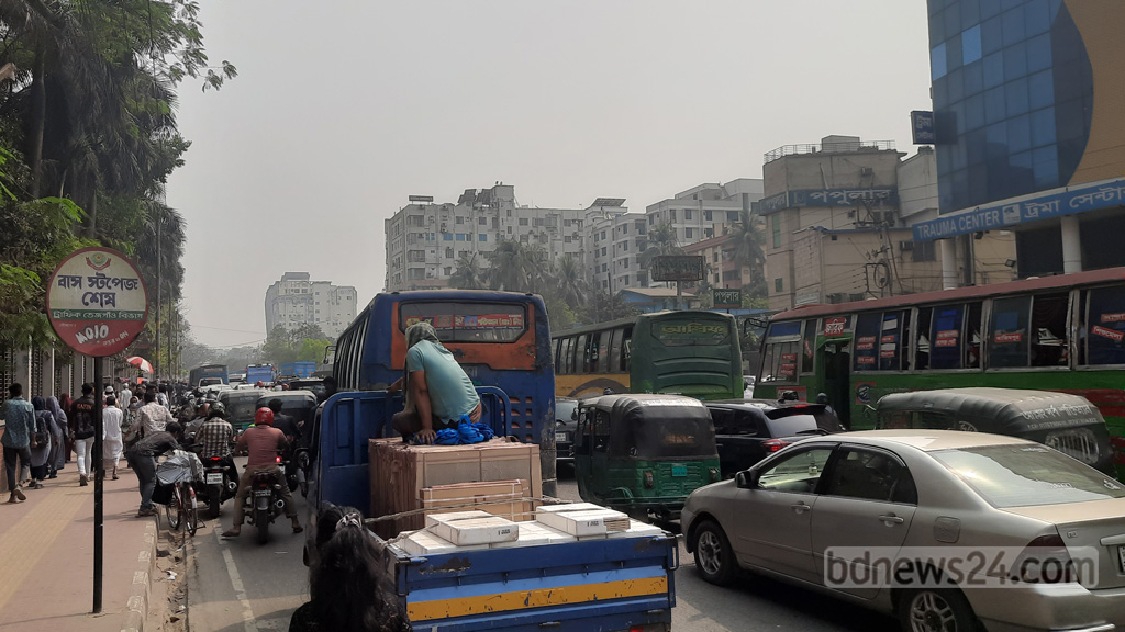 বিস্ফোরণের জেরে স্থবির মিরপুর সড়ক