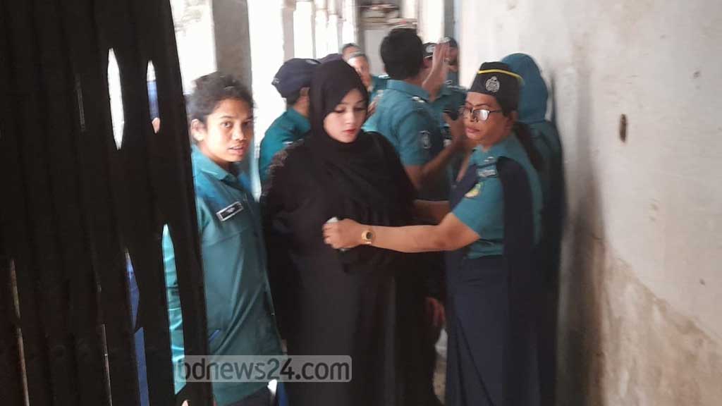 পুলিশ পাহারায় গাজীপুরের আদালতে মাহিয়া মাহি 