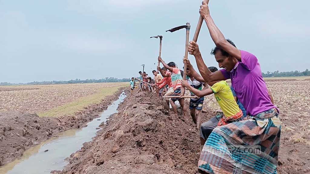 নওগাঁয় সরকারি বিলে ‘প্রভাবশালীদের’ বাঁধ কাটলেন জেলেরা