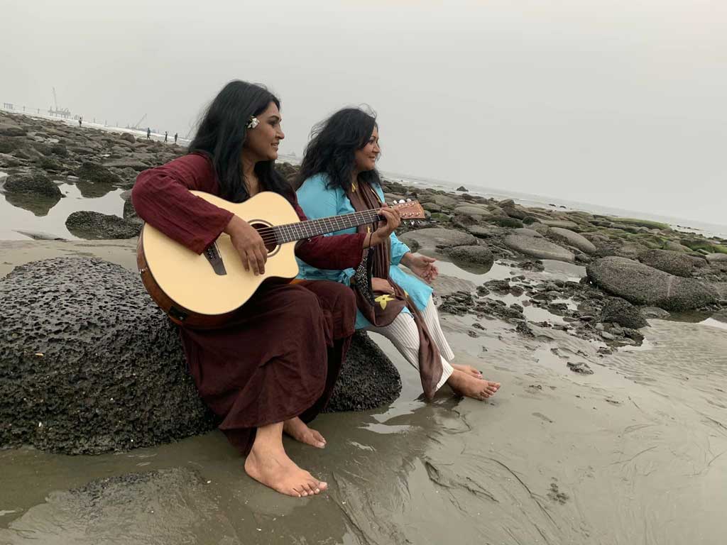 ফাহমিদা আরও জানিয়েছেন, তার মনে হয়েছে বৃষ্টির এই সময়টাই ছবিগুলোর শেয়ার করার জন্য দারুণ সময়। তাই বোনের সঙ্গে আড্ডা আর গানের ছবি দেরিতে হলেও পোস্ট করেছেন তিনি। 