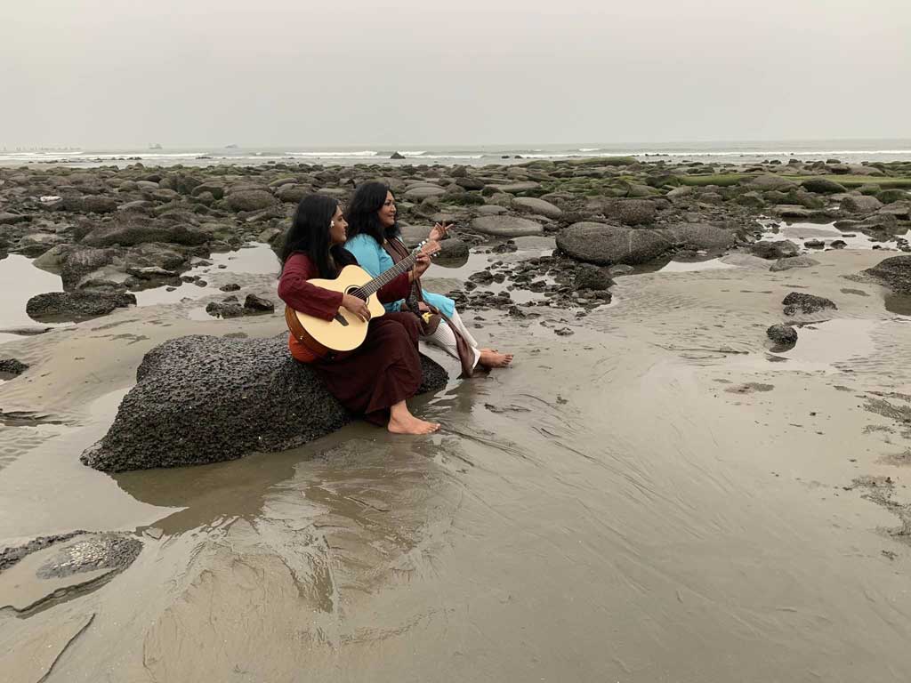 ভালোবাসার ইমোজি দিয়ে ‘হোক না গান…।’ ক্যাপশনের এই ছবিতে পাশাপাশি বসেছেন সামিনা ও ফাহমিদা। বড় বোন সামিনার হাতে গিটার, গাইছেন ছোট বোন ফাহমিদা। 