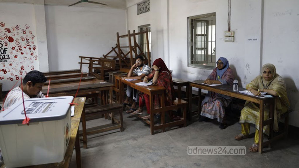 বনানীর টি অ্যান্ড টি মহিলা কলেজ কেন্দ্রে ভোটারের অপেক্ষায় পোলিং অফিসার এবং এজেন্টরা। 