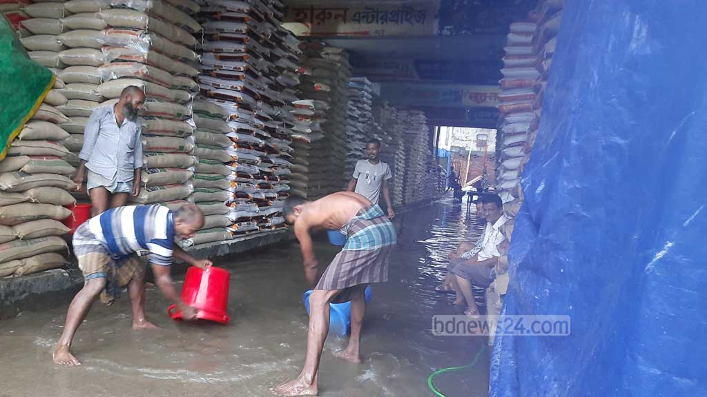 মোহাম্মদপুর কৃষি মার্কেটে পানি ঢুকে ‘লাখ লাখ টাকার’ চাল ডাল নষ্ট