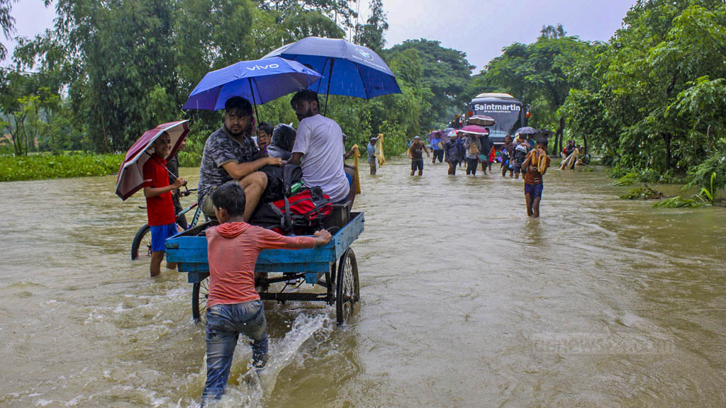 সাতকানিয়া-লোহাগাড়ায় পানি নামছে, বানবাসীদের কষ্ট সামনে আসছে