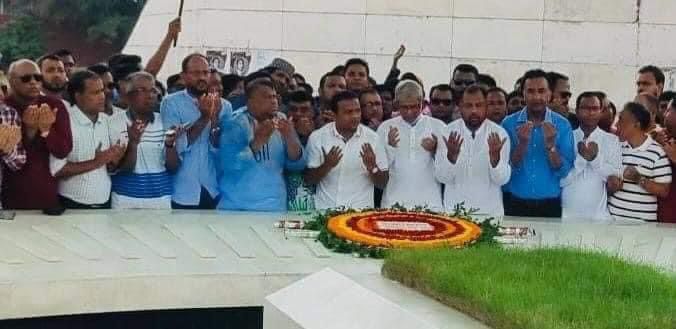 স্বেচ্ছাসেবক দলের ৪৩তম প্রতিষ্ঠাবার্ষিকী উপলক্ষে শনিবার সহযোগী সংগঠনটির নেতাদের নিয়ে জিয়াউর রহমানের কবরে ফুল দেন বিএনপি মহাসচিব মির্জা ফখরুল ইসলাম আলমগীর। 