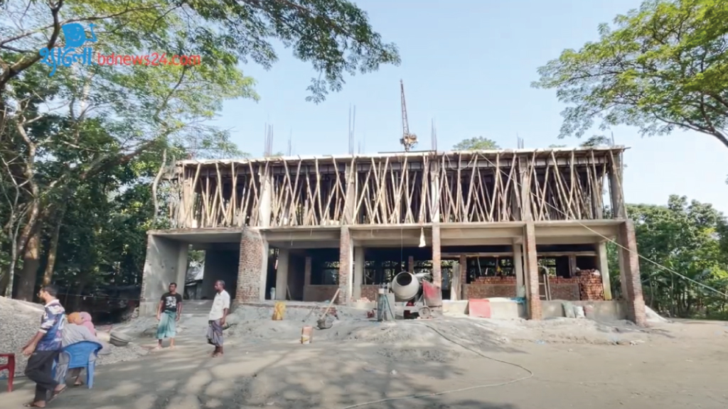 এগিয়ে চলছে নতুন ভবন নির্মাণের কাজ।