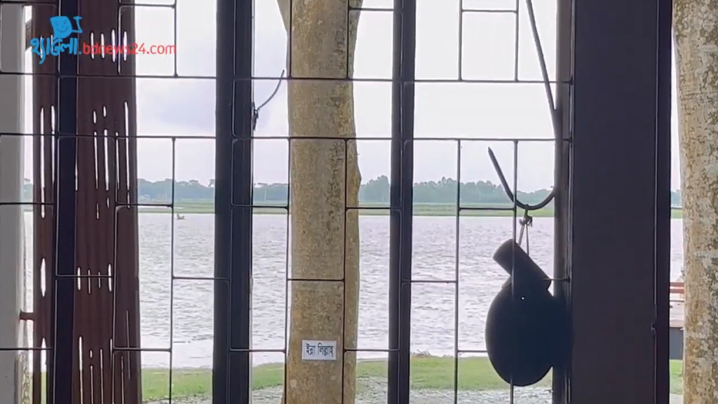 যেকোনো সময় নদীতে বিলীন হয়ে যেতে পারে এই ভবনটি।