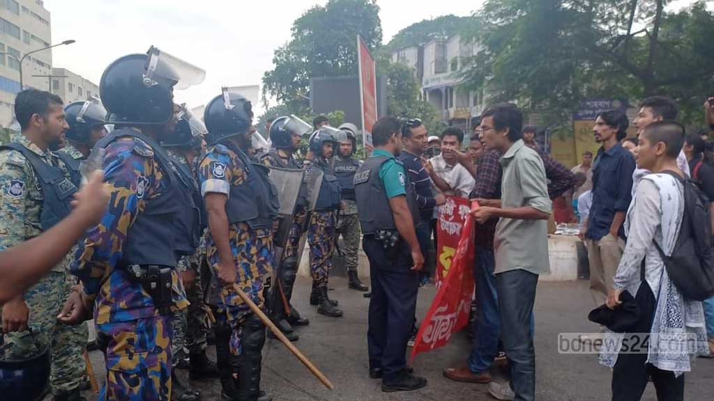 হরতালের সকালে শাহবাগে গণতান্ত্রিক ছাত্র জোটের বিক্ষোভ