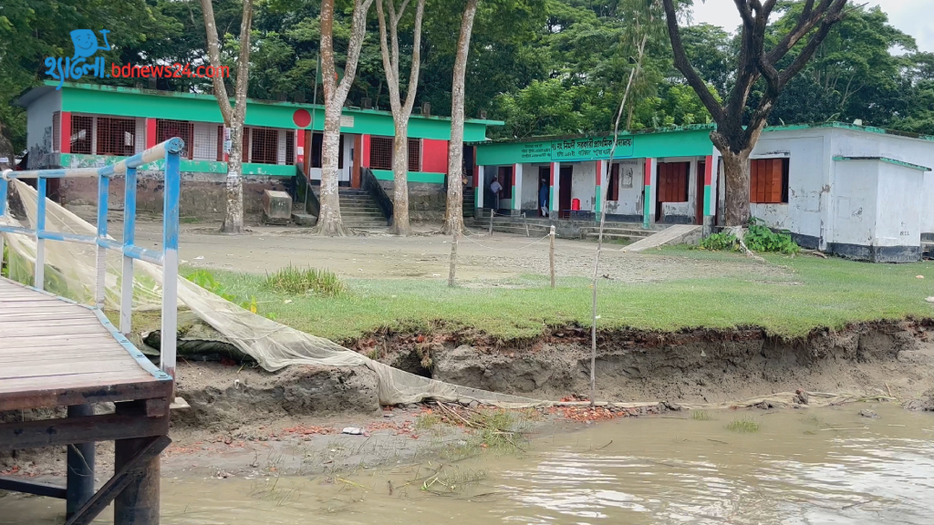 নদী ভাঙন: বাউফলে সরানো হচ্ছে স্কুল