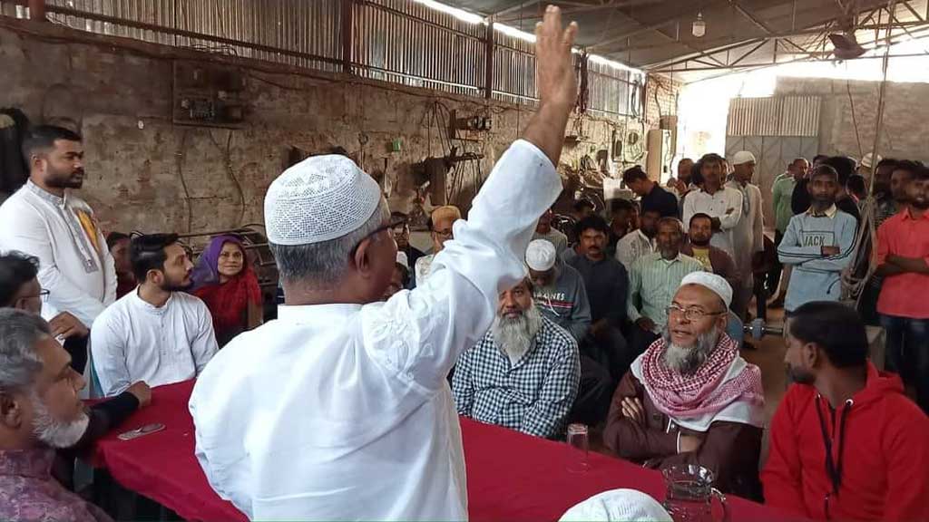 ঢাকা-৪ আসনে আওয়ামী লীগের মনোনয়ন না পেয়ে স্বতন্ত্র প্রার্থী হওয়া আওলাদ হোসেন বিজয় দিবসের দিন শনিবার স্থানীয়দের সঙ্গে মতবিনিময় করেন। 