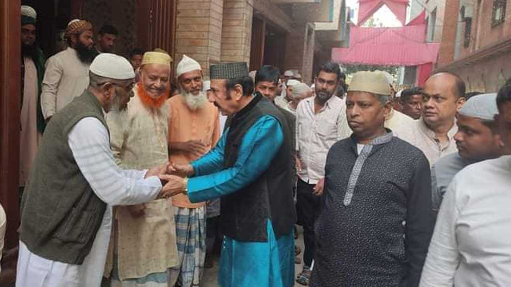 ঢাকা-৪ আসনের বর্তমান সংসদ সদস্য জাতীয় পার্টির সৈয়দ আবুল হোসেন বাবলা শুক্রবার জুম্মার নামাজের আগে স্থানীয়দের সঙ্গে কুশল বিনিময় করেন। 