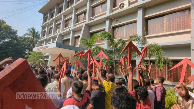 জাতীয় পার্টির নির্বাচনি প্রতীক লাঙ্গল নিয়ে সমর্থকদের মিছিল। 